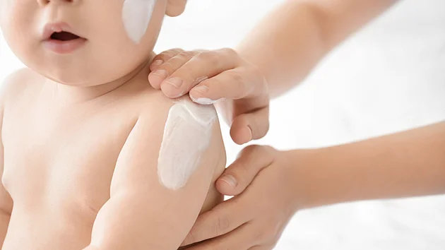 Kind Neurodermitis Hautpflege Hautcreme Welche Salbe bei Neurodermitis
