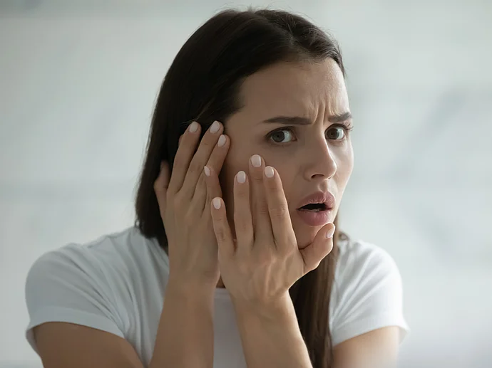 Frau Stress Hautprobleme Einfluss Psyche
