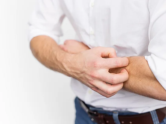 Starker Juckreiz Prurigo Nodularis bei jungen Mann