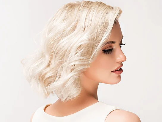 Haarstyling Tipps junge Frau