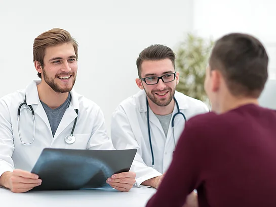 Arztgespräch mit Patienten Therapien Behandlungen bei Neurodermitis