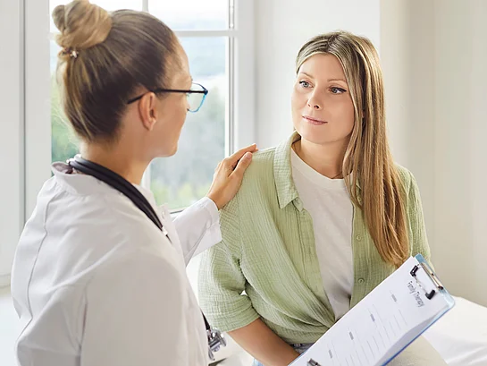 Junge Patientin bei Dermatologin