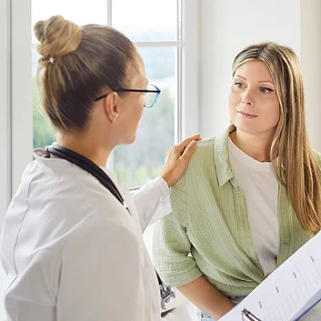 Junge Patientin bei Dermatologin