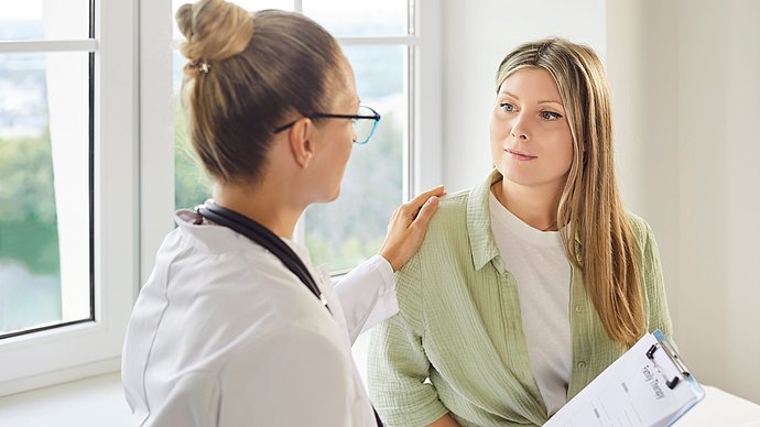 Junge Patientin bei Dermatologin