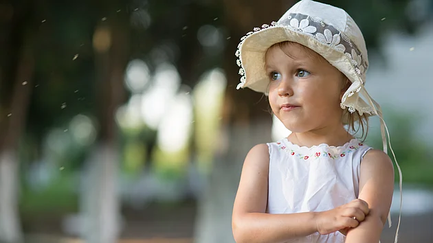 Juckreiz Kind Neurodermitis Atopisches Ekzem Baby kratzen HilfeJuckreiz
