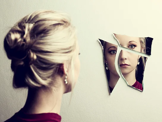 Neurodermitis Symptome belasten die Psyche sieht man beim täglichen Blick in den Spiegel