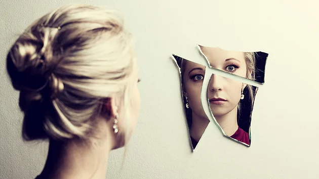 Neurodermitis Symptome belasten die Psyche sieht man beim täglichen Blick in den Spiegel