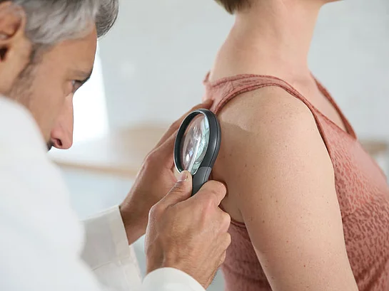 Schulmedizin Dermatologe Hautarzt Neurodermitis Hautkrebs heller Hautkrebsvorsorge