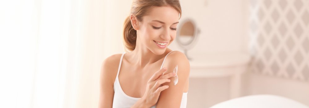 Frau Hautpflege Körper eincremen empfindliche Haut Creme Salbe
