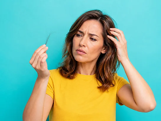 Haarausfall bei Frauen behandeln