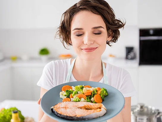 Frau kocht entzündungshemmende Ernährung