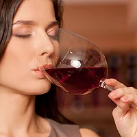 Frau trinkt Wein Einfluss Alkohol auf die Haut