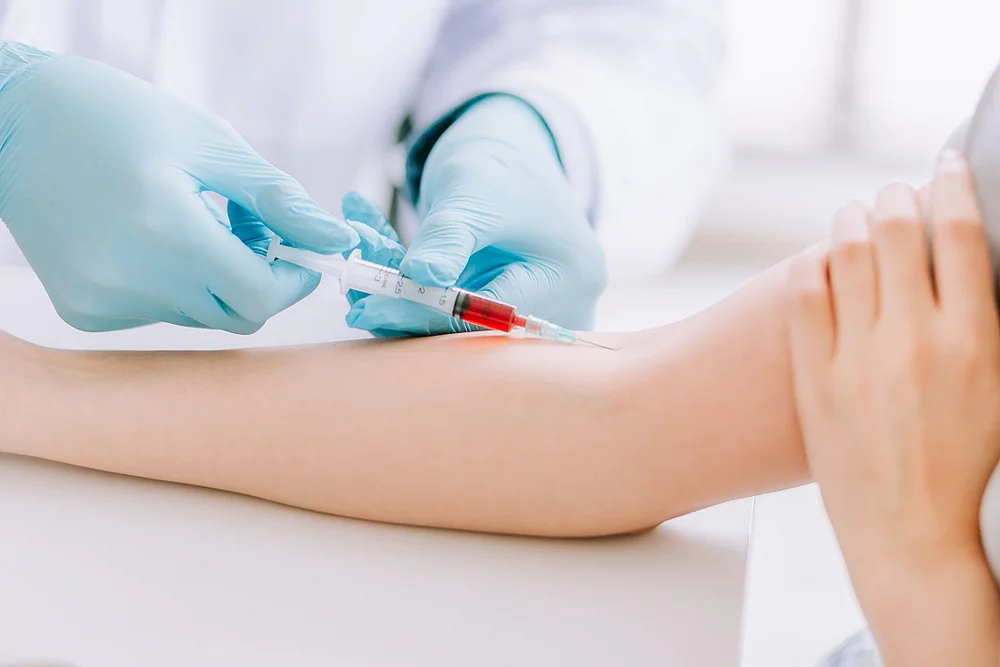 Blutabnahme Neurodermitis Hilfe was das Blut über die Haut sagt IgE Cortisolwert Juckreiz