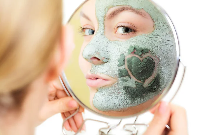 Grüne Mineralmaske für das Gesicht gut bei trockener Haut