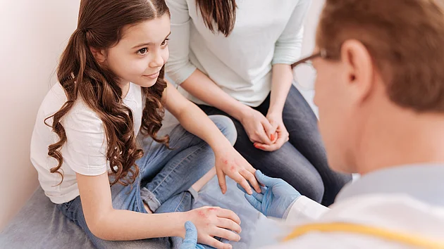Kind Neurodermitis Arztbesuch
