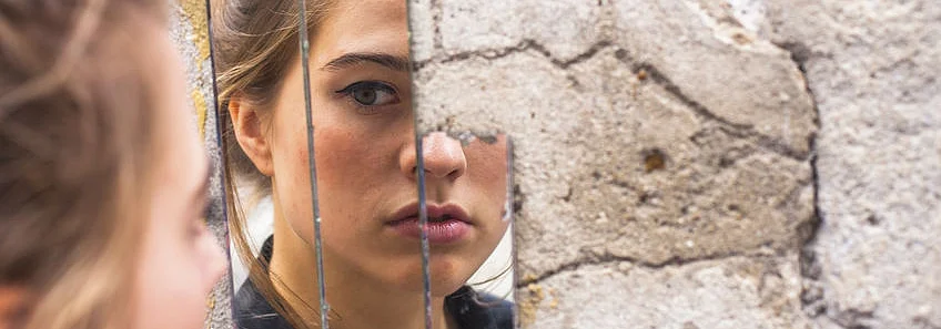 psychische Belastung Hautkrankheit Blick in den Spiegel